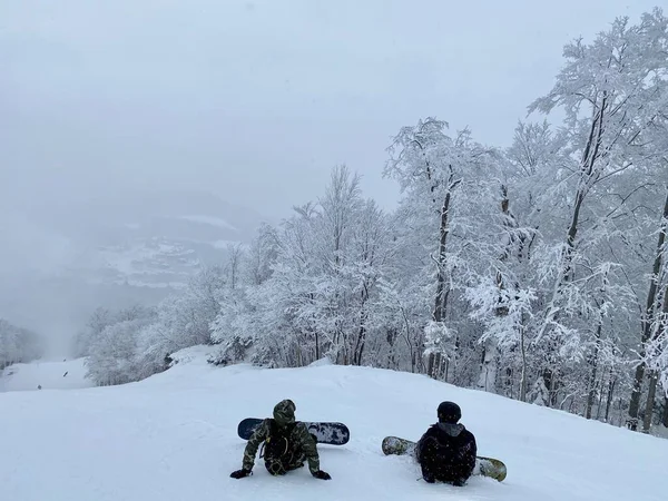Snowboarder Sitzen Auf Der Piste Und Blicken Hinunter Das Wunderschöne — Stockfoto