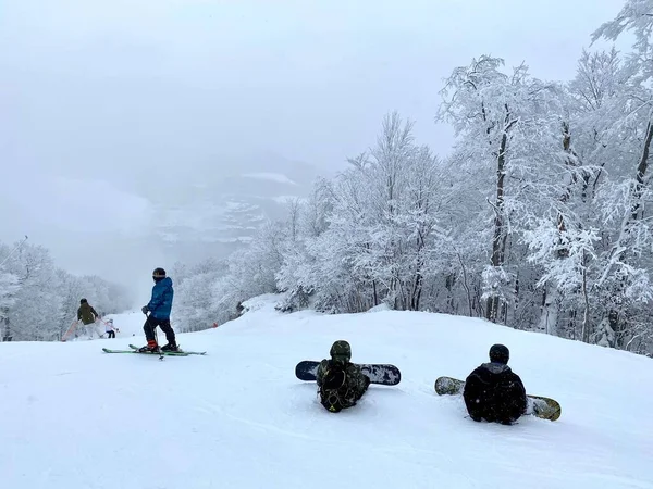 Snowboardosok Ülnek Ösvényen Lefelé Néző Gyönyörű Panoráma Völgye Stowe Mountain — Stock Fotó