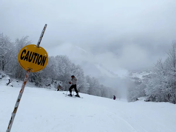 Varning Gul Skylt Vid Skidbackar Stowe Vermont — Stockfoto