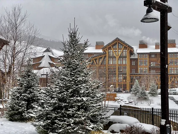 Empty Stowe Mountain Resort Spruce Peak Village Winter Evening Time — Zdjęcie stockowe