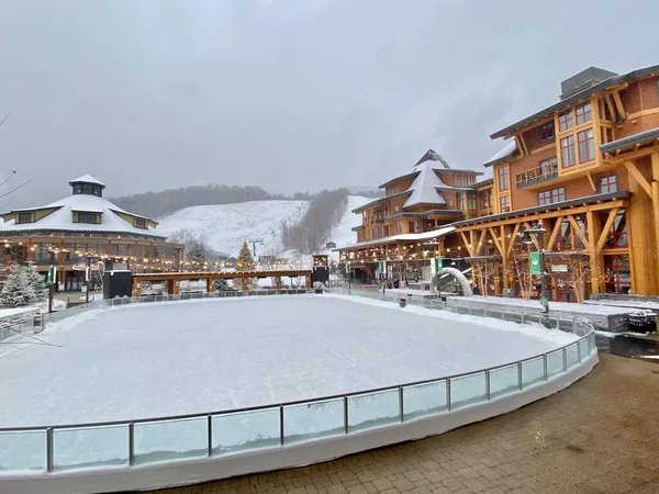 Lodowisko Ośrodku Górskim Stowe Mountain Resort Spruce Peak Village Początek — Zdjęcie stockowe