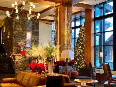 Noel dekore edilmiş Boş Stowe Dağı tatil beldesi Spruce Peak köyünün akşam vakti Aralık 2020 Vermont, ABD