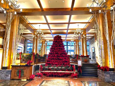 Noel Ağacı Boş Stowe Dağı tatil beldesi Spruce Peak köyünün İçlerini 2020 Aralık 'ının başlarında ABD' nin Vermont kentinde dekore etti.