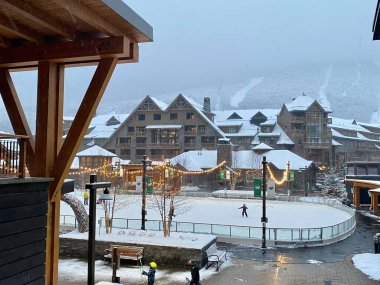 Stowe Dağı Spruce Tepesi Köyü 'nde buz pateni pisti, Aralık 2020 başlarında Vermont, ABD