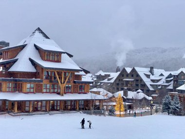 Stowe Dağı tatil beldesi Spruce Peak Village, Aralık 2020 Vermont, ABD