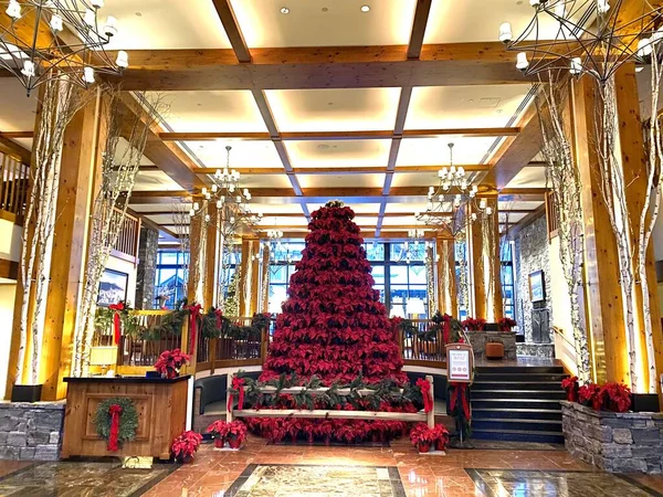 Christmas Tree Decorated Interiors Empty Stowe Mountain Resort Spruce Peak — Stockfoto