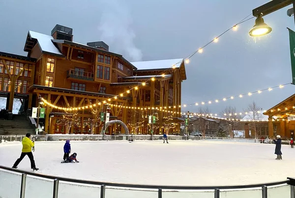 Eislaufplatz Stowe Mountain Resort Spruce Peak Village Anfang Dezember 2020 — Stockfoto