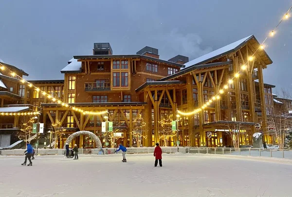 Lodowisko Ośrodku Górskim Stowe Mountain Resort Spruce Peak Village Początek — Zdjęcie stockowe