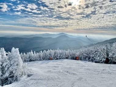 Stowe Dağı Kayak tatil beldesi Vermont 'ta güzel bir kar günü - Aralık 2020