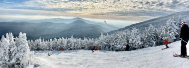 Vermont 'taki Stowe Dağı Kayak Tesisi' nin tepesinde güzel dağ zirvelerinin panoramik manzarası - Aralık 2020