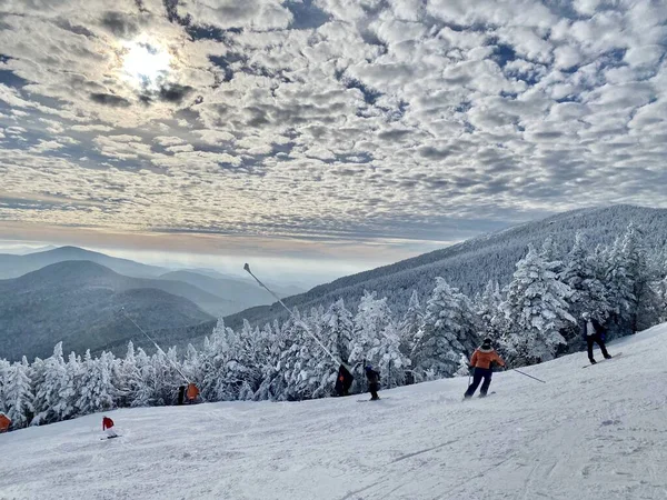 Belas Montanhas Vista Com Nuvens Dia Neve Estância Esqui Stowe — Fotografia de Stock