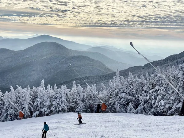 Piękny Widok Góry Chmurami Dzień Śniegu Ośrodku Narciarskim Stowe Mountain — Zdjęcie stockowe