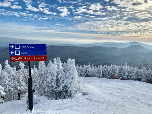 美丽的雪天在佛蒙特州的斯托山滑雪胜地 蓝色小径标志 2020年12月 — 图库照片