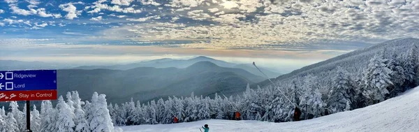 Panoramaberget Utsikt Över Vackra Bergstoppar Snödagen Toppen Stowe Mountain Ski — Stockfoto