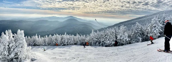 バーモント州ストウマウンテンスキーリゾートの頂上に雪の日で美しい山のピークのパノラマの山の景色 12月2020 — ストック写真