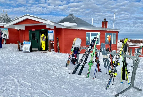 Stowe Dağı Kayak Merkezindeki Güzel Kar Tatilinde Kayak Takımları Vermont — Stok fotoğraf