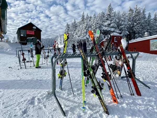 在佛蒙特州斯托山滑雪胜地美丽的雪天 滑雪板在机架上 2020年12月 — 图库照片