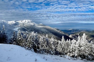 Stowe Dağı Kayak tatil beldesi Vermont 'ta güzel bir kar günü - Aralık 2020