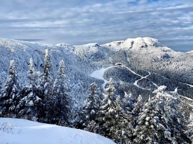 Stowe Dağı Kayak tatil beldesi Vermont 'ta güzel bir kar günü - Aralık 2020