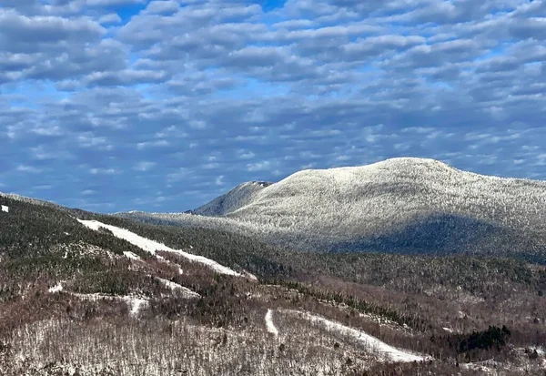 Belle Journée Ensoleillée Avec Ciel Bleu Nuages Blancs Station Ski — Photo