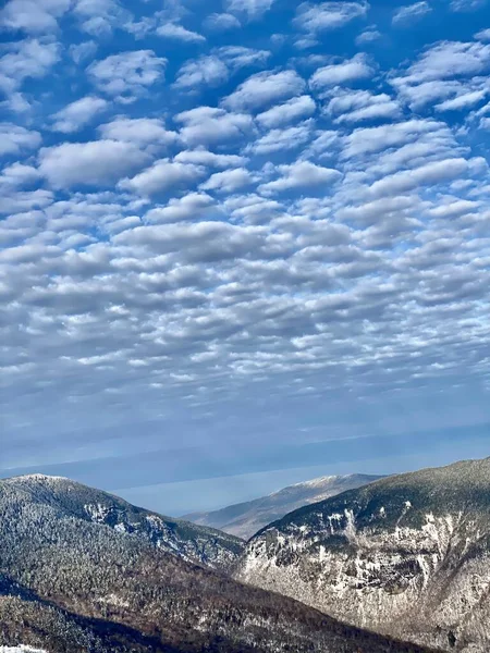 Belle Journée Ensoleillée Avec Ciel Bleu Nuages Blancs Station Ski — Photo