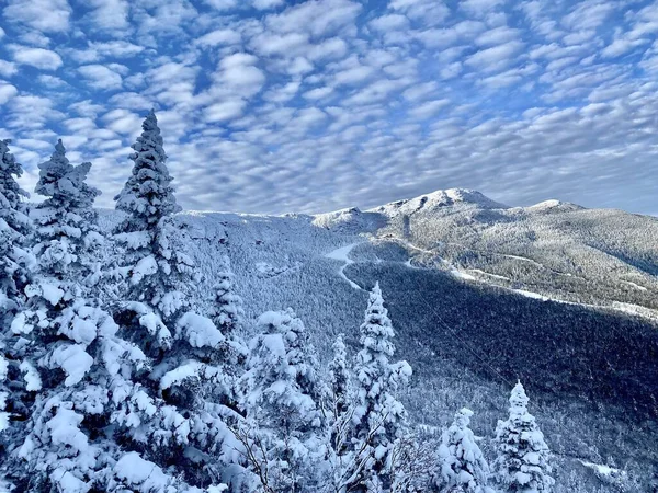 Hermoso Día Soleado Con Cielo Azul Nubes Blancas Estación Esquí —  Fotos de Stock