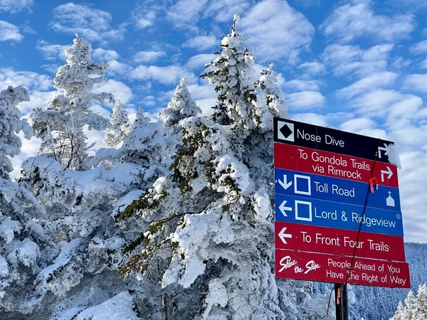 Знак Лыжных Трасс День Красивого Снега Горнолыжном Курорте Стоу Маунтин — стоковое фото