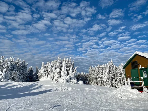 Belo Dia Neve Com Céu Azul Nuvens Estância Esqui Stowe — Fotografia de Stock