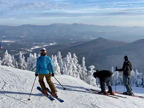 2020年12月 在佛蒙特州斯托山滑雪胜地 滑雪者准备在美丽的雪天滑向斜坡 — 图库照片