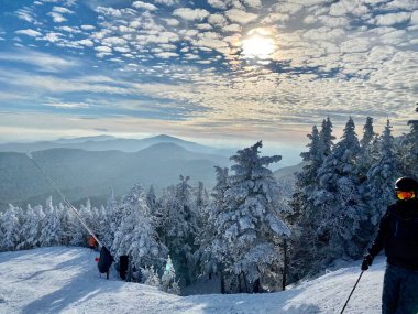 Stowe Dağı Kayak tatil beldesi Vermont 'ta güzel bir kar günü - Aralık 2020