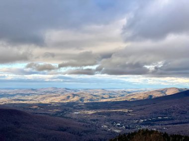 Güneşli bir günde dağlara panoramik bir manzara Kaçakçılar Kayak merkezinin tepesinden