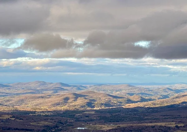 Panoramiczny Widok Góry Słoneczny Dzień Góry Ośrodek Narciarski Smugglers Notch — Zdjęcie stockowe