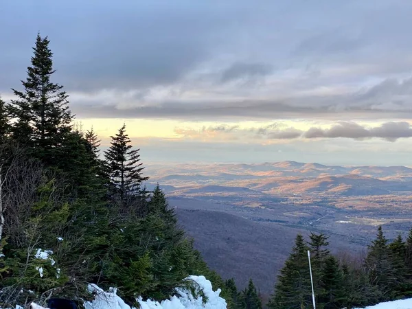 Panoramautsikt Över Bergen Solig Dag Från Toppen Smugglers Notch Skidort — Stockfoto