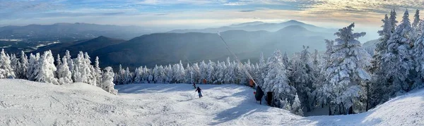 バーモント州ストウマウンテンスキーリゾートの頂上に雪の日で美しい山のピークのパノラマの山の景色 12月2020 — ストック写真