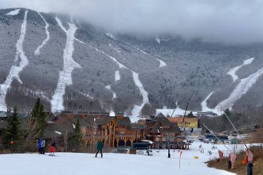 Stowe Dağı Kayak merkezi Vermont 'taki güzel kar tatilinde kayak yamaçlarına bakın - Aralık 2020