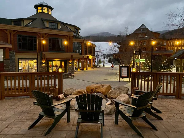 Prázdná Křesla Ohniště Stowe Mountain Resort Spruce Peak Village Počátek — Stock fotografie