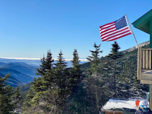 Amerykańska Flaga Szczycie Górskiego Ośrodka Narciarskiego Malowniczym Widokiem Zimę — Zdjęcie stockowe