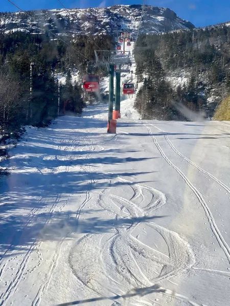 Krzywe Snowboardzistów Śniegu Pod Wyciągiem Gondolowym Ośrodka Narciarskiego Stowe Vermont — Zdjęcie stockowe