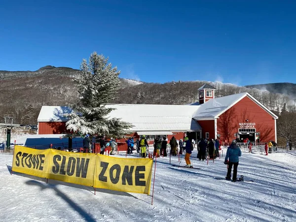 美国佛蒙特州斯托山滑雪胜地贡多拉地区的斯托慢速区标志 — 图库照片