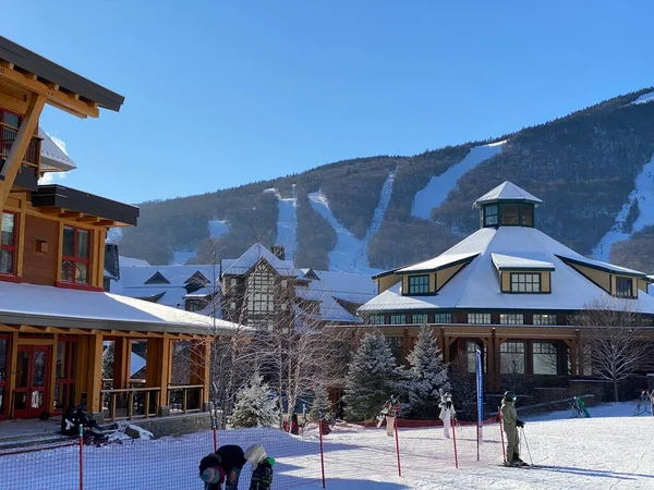 Vista Para Stowe Mountain Resort Spruce Pico Aldeia Dia Ensolarado — Fotografia de Stock