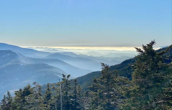 Vista Panoramica Sulla Cima Delle Montagne Tramonto Nebbioso — Foto Stock
