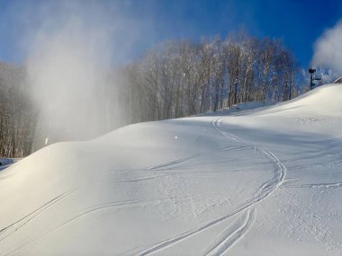 ABD 'deki Stowe kayak merkezinde kar yapma çalışmaları sürüyor.