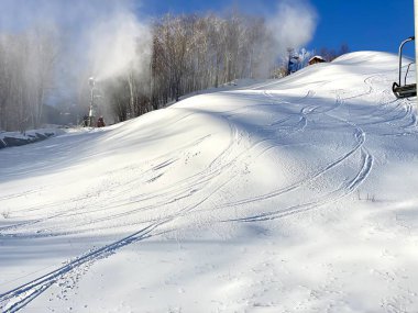 ABD 'deki Stowe kayak merkezinde kar yapma çalışmaları sürüyor.