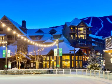 Stowe Dağı Spruce tatil köyündeki buz pateni pistinde Aralık 2020 'nin başında Vermont, ABD