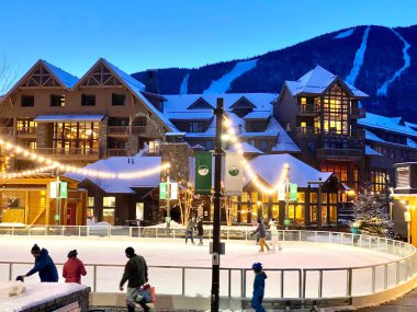 Stowe Dağı Spruce tatil köyündeki buz pateni pistinde Aralık 2020 'nin başında Vermont, ABD