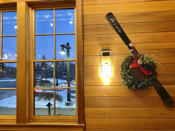 Blaues Licht Aus Den Fenstern Eines Warmen Hölzernen Restaurants Skigebiet — Stockfoto