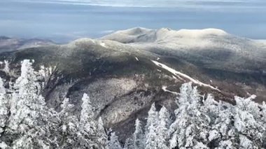 Güneşli bir günde Stowe dağ kayak merkezinin panoramik videosu ve taze kar, Doğu Maliyeti en iyi kayak merkezi Stowe 'da Epic Pass ile kayak - Aralık, Vermont, ABD 