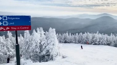 Güneşli bir günde Stowe dağ kayak merkezinin panoramik videosu ve taze kar, Doğu Maliyeti en iyi kayak merkezi Stowe 'da Epic Pass ile kayak - Aralık, Vermont, ABD 