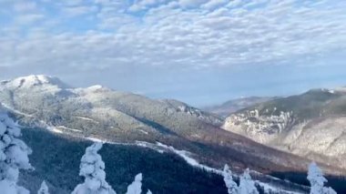 Güneşli bir günde Stowe dağ kayak merkezinin panoramik videosu ve taze kar, Doğu Maliyeti en iyi kayak merkezi Stowe 'da Epic Pass ile kayak - Aralık, Vermont, ABD 