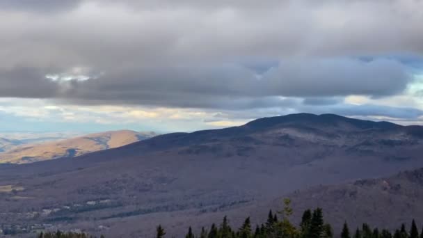 Panoramautsikt Över Bergen Från Toppen Sterling Mountain Vid Smugglers Notch — Stockvideo